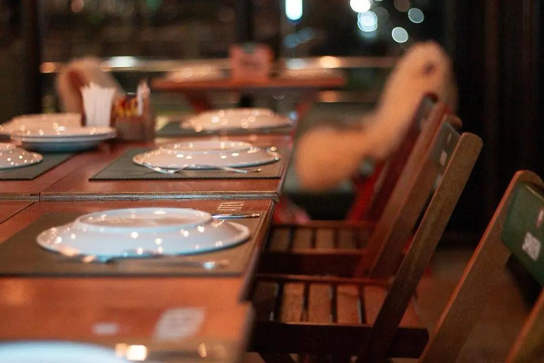 Mesa com variedades de pizza no rodízio